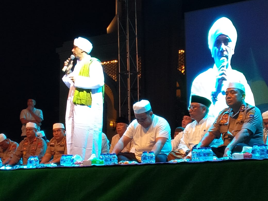 Sholawat Bersama Habib Muhammad Zacky bin Alwy Assegaf Dibanjiri Lautan Manusia