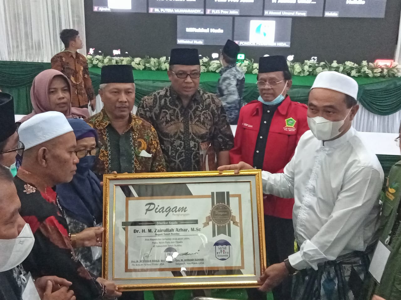 Apresiasi Kiprah Bersama Anak Yatim, Forum Nasional LKSA Berikan Penghargaan Kepada Abah Zairullah Azhar