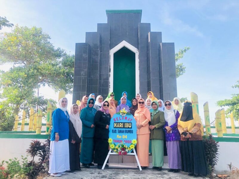 Peringati Hari Ibu, GOW Tanbu Ziarah Ke Makam Pahlawan Mattone