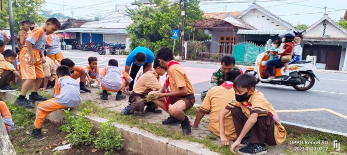 Wujud Kebersamaan dan Cinta Lingkungan, Bhabinkamtibmas Kelurahan Ploso Ajak Siswa Siswi Bersihkan Lingkungan Sekolah