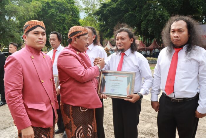 Satreskrim Polres Nganjuk Dianugerahi Penghargaan saat Upacara Peringatan Hari Jadi Kabupaten Nganjuk ke-1068