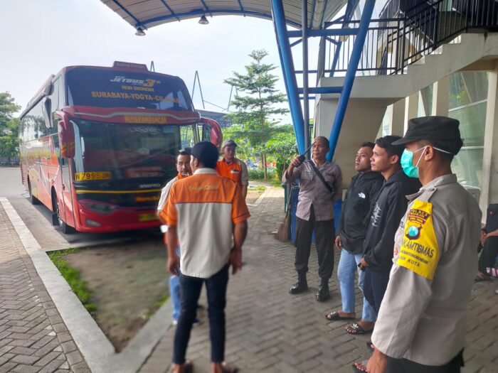 Polsek Nganjuk Kota Berikan Himbauan Mudik di Terminal Bus Anjuk Ladang Nganjuk