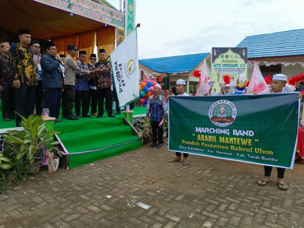 Camat Lepas Pawai Ta’aruf Tanda MTQ ke-XX Tingkat Kecamatan Mantewe Resmi Dibuka