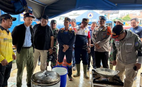 Serahkan Bantuan Logistik, Bupati Kunjungi Dapur Umum Bencana Banjir Satui