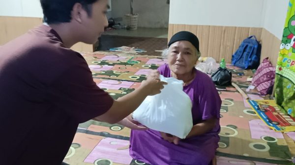 Sambangi Rumah Door to Door, Posko Bantu Ringankan Beban Masyarakat Kurang Mampu