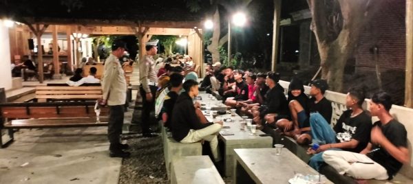 Petugas Polsek Warujayeng Sapa Pengunjung Warung ciptakan Kamtibmas Kondusif