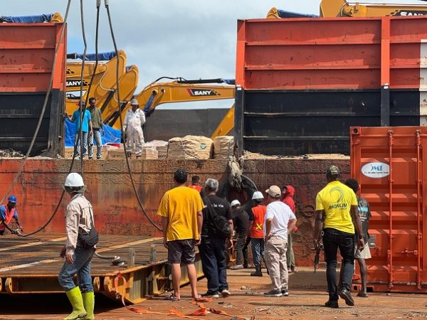 88 Unit Excavator Pesanan Haji Isam Tiba di Merauke, 176 Unit Segera Menyusul