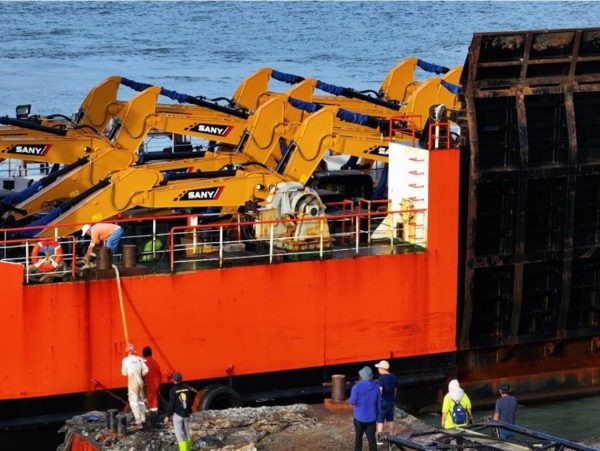 Pagi Ini Tongkang Jhoni 45 Sandar di Papua Bawa Excavator, Buldozer dan Bomag Pesanan Haji Isam