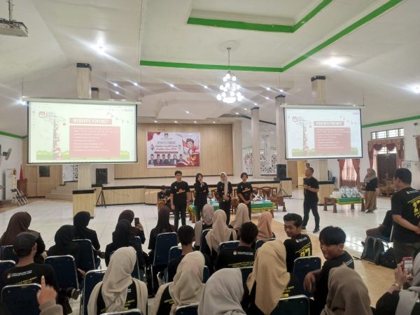 Sosialisasi Pemilih Pemula, KPU Tanah Bumbu Siapkan Generasi Muda Hadapi Pilkada 2024