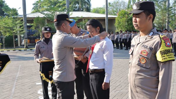 Kapolres Nganjuk Beri Penghargaan 3 Anggota Polsek yang Sigap Membantu Ungkap Kasus