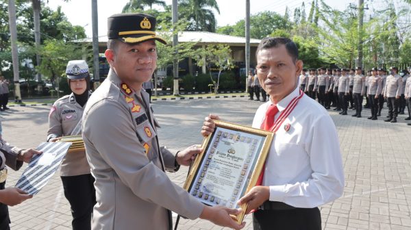 Kapolres Nganjuk Pimpin Upacara Kenaikan Pangkat Pengabdian Periode 1 Oktober 2024 dan Pemberian Piagam Penghargaan Anggota Berprestasi