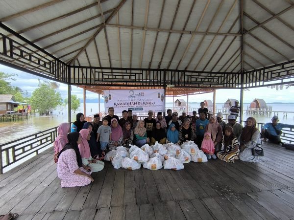 Ratusan Paket Sembako dan Ribuan Takjil Dibagikan Jhonlin Group Kepada Warga