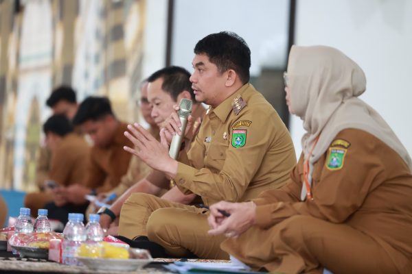 Perbaikan Kantor Bupati, Bang Arul Pimpin Rapat Koordinasi Camat di Ruang Terbuka