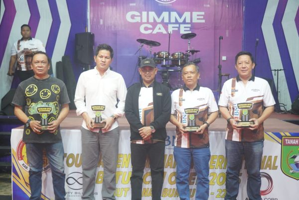 Wabup H. Bahsanudin Tutup Turnamen Billiard International Batulicin Open 2025