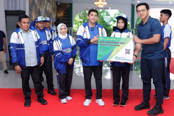 Wakil Ketua DPRD Tanah Bumbu Dampingi Bupati Lepas 167 Atlet Menuju POPDA Kalsel 2025