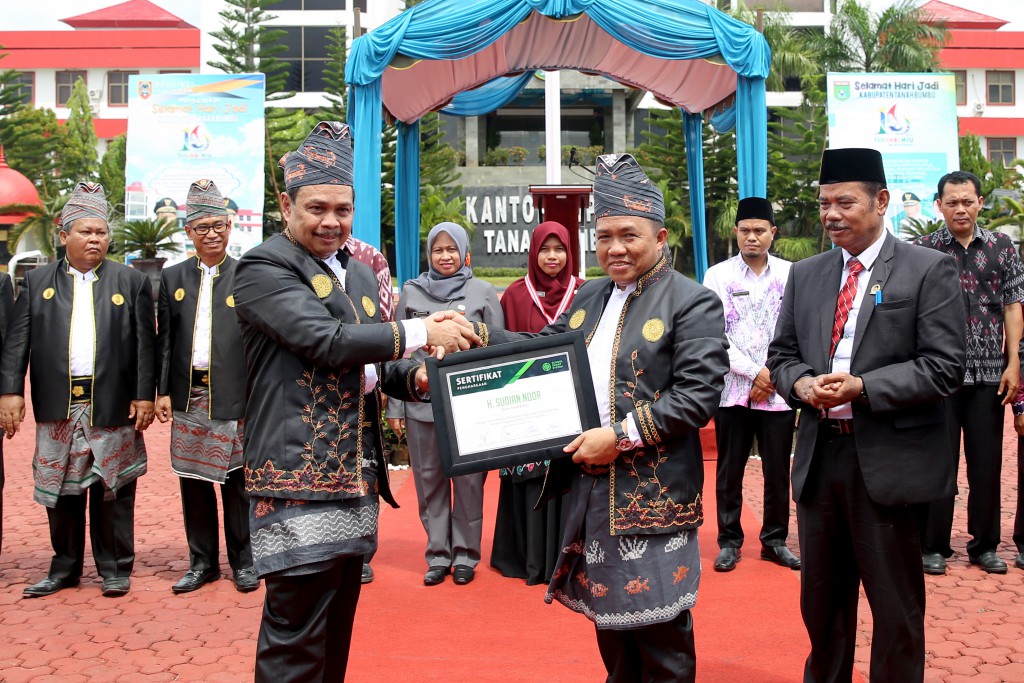 Terima Penghargaan Bidang Pendidikan Di Hari Jadi Tanbu Ke 16