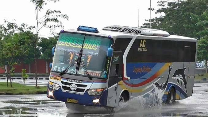 Nyalip Truk Box Bus SR Serempetan, 1 Penumpang Tewas