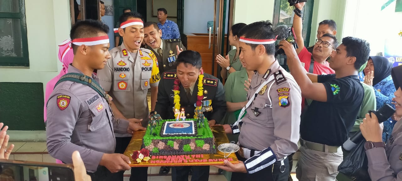 Bukti Sinergitas, Polres Nganjuk Rayakan HUT TNI ke-74 Bawakan Tumpeng Untuk Kodim 0810