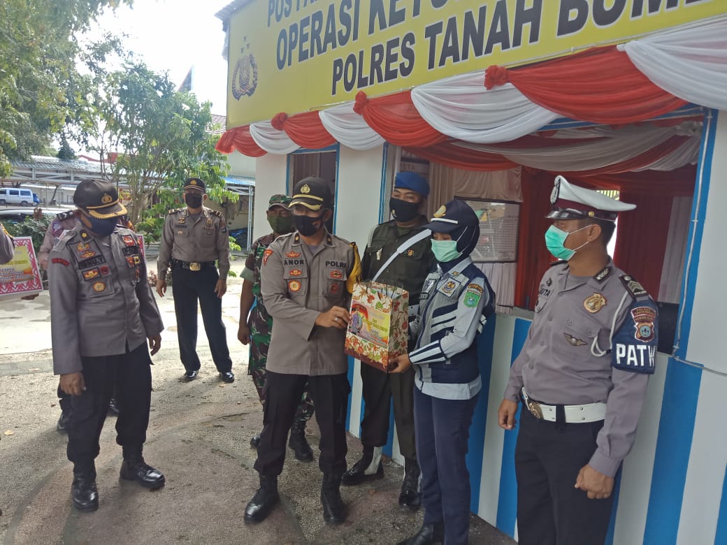 Dapur Umum Polres Tanbu Untuk Warga Terdampak Covid-19 Masih Terus Berlangsung