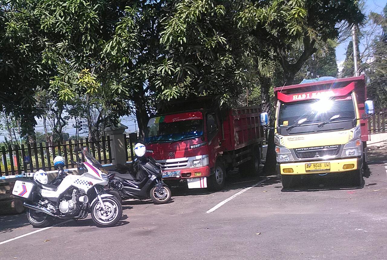 Sopir Ngantuk, 2 Truk Bertubrukan di Jalan Tol