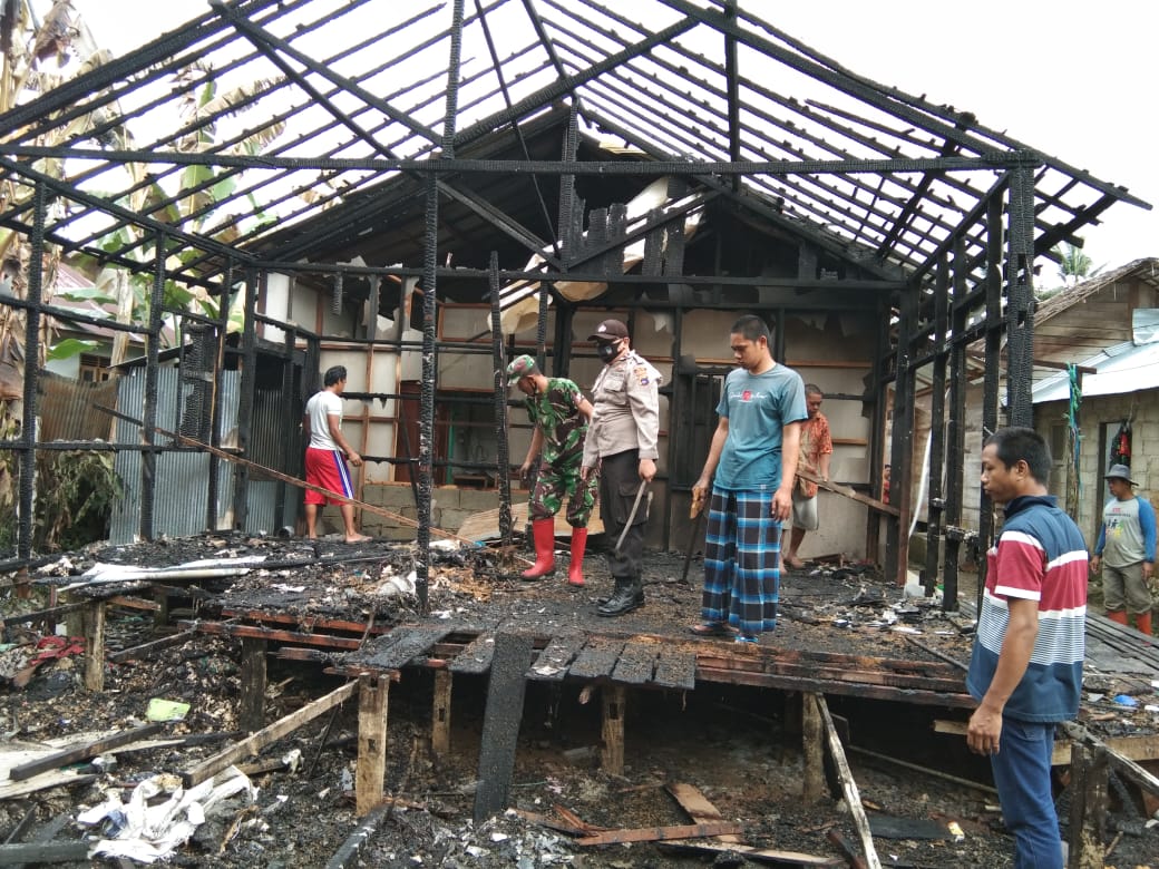 Anggota Koramil 07/Pagat Bantu Pembersihan Sisa Kebakaran Rumah Warga