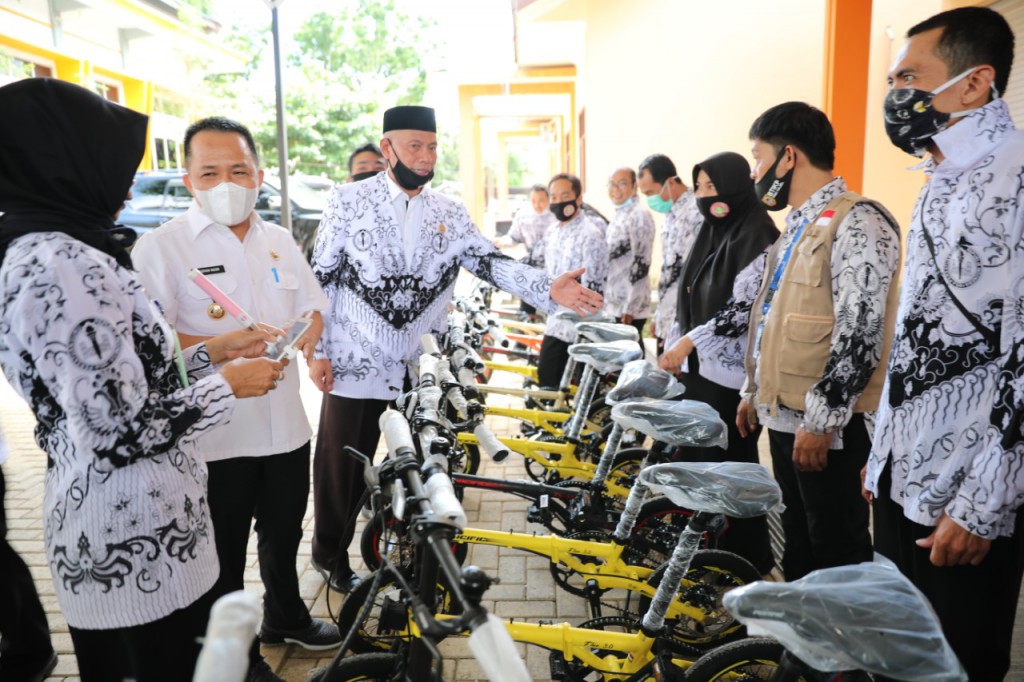 Guru Berprestasi Terima Hadiah dari Bupati