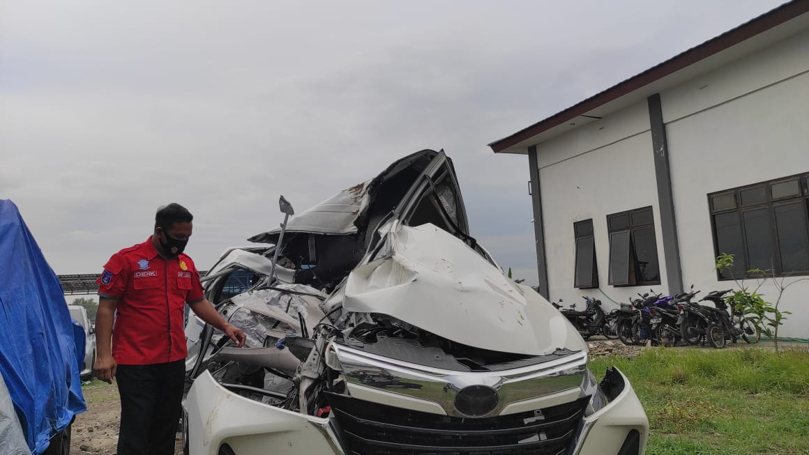 Tabrak Truck di Jalan Tol, Sopir Avanza Tewas