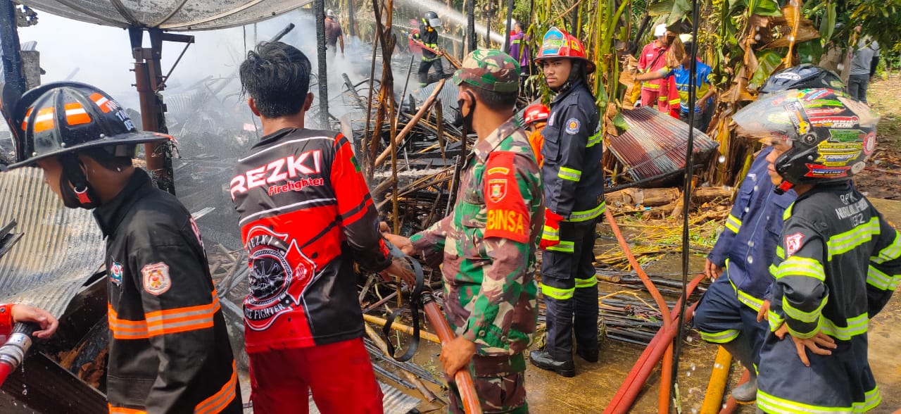 Babinsa Koramil Birayang Berjibaku Padamkan Kebakaran 7 Unit Rumah