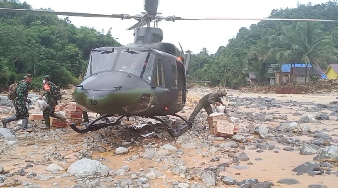 Heli BELL 412 EP Salurkan Bantuan Kasad Untuk Korban Banjir Dan Tanah Longsor di HST