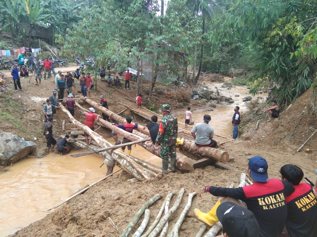 Babinsa Koramil Pagat Bersama Relawan Membuat Jembatan Darurat Buka Akses Jalan