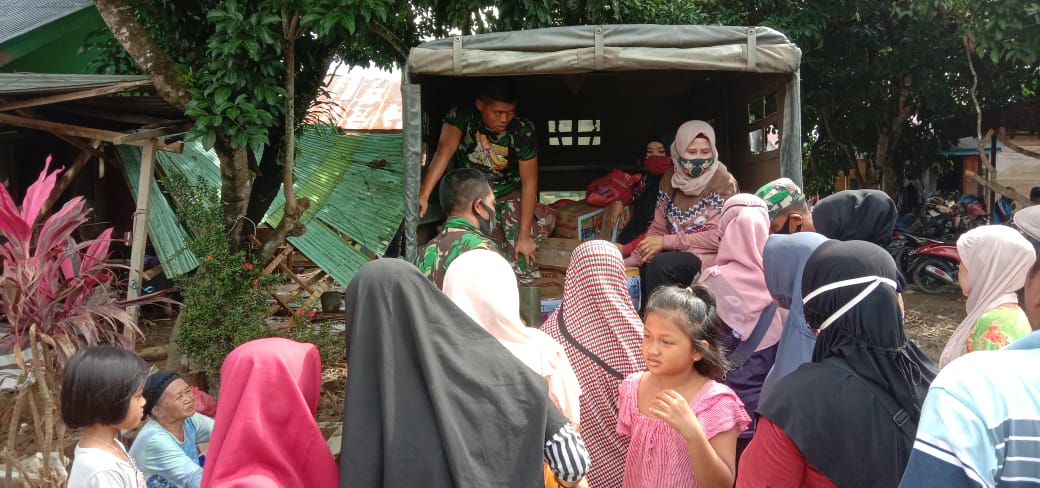 Korem Antasari. Persit Kodim Barabai, Salurkan Bantuan Dari Alumni Akmil 91