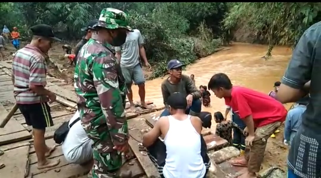 Babinsa Koramil 07/Pagat Buka Akses Jalan, Gotong Royong Bangun Jembatan Darurat