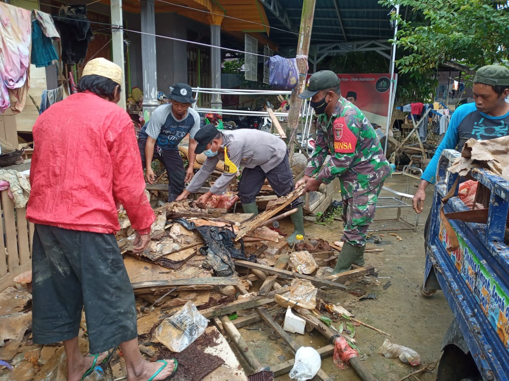 TNI-Polri Bersihkan Sampah Dampak Banjir 6 Lokasi di Barabai