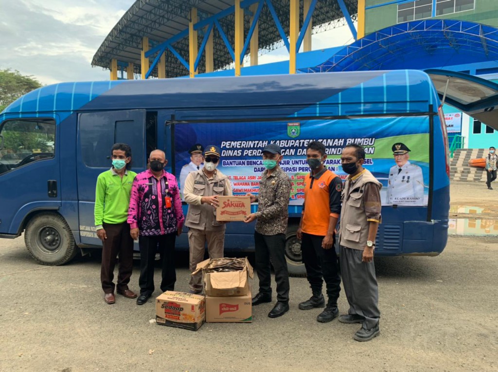 Pemkab Tanah Bumbu Gandeng Swasta Bantu Korban Banjir di HST Bawa 786 Kg Ikan Kering dan Bahan Pokok