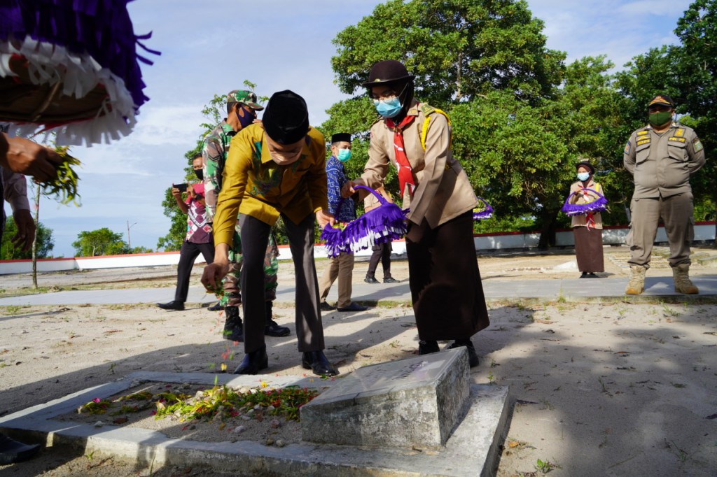 Peringati Hari Pahlawan 7 Februari, Jajaran Pemkab Tanah Bumbu Tabur Bunga di Makam Pahlawan