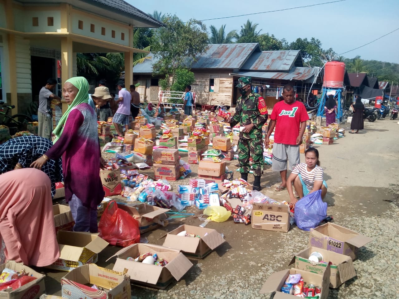 Babinsa Kodim 1002/Barabai Bantu Penyaluran Logistik Kepada Warga Korban Bencana