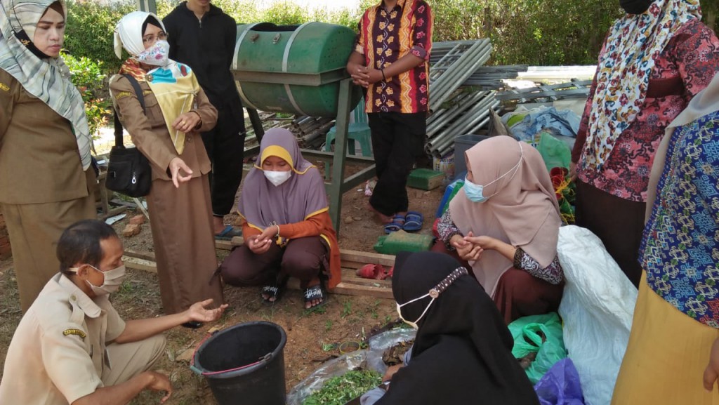 Remaja Karang Taruna dan Kader Posyandu Dilatih Cara Pengolahan Kompos Berbahan Limbah Rumah Tangga