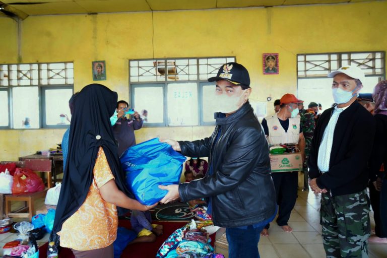 Zairullah Azhar Kunjungi Korban Banjir Satui dan Serahkan Bantuan Sembako