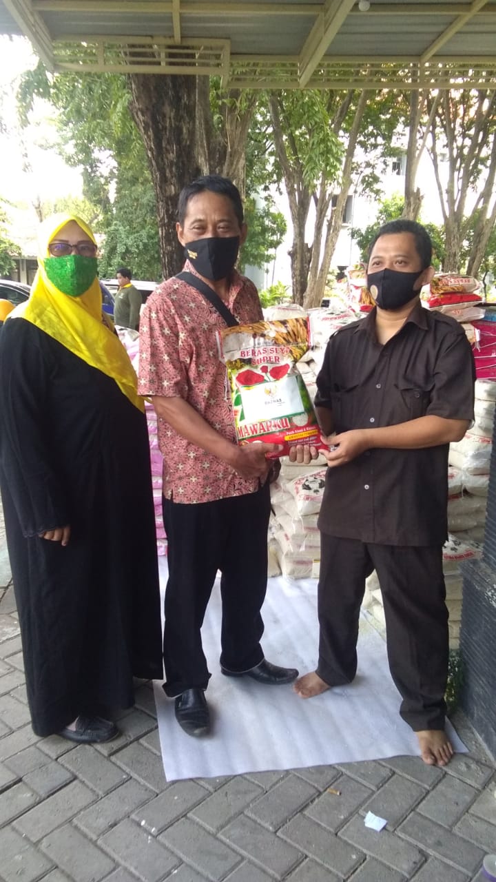 BAZNAS Gresik Serahkan 8 Ton Beras Kualitas Super