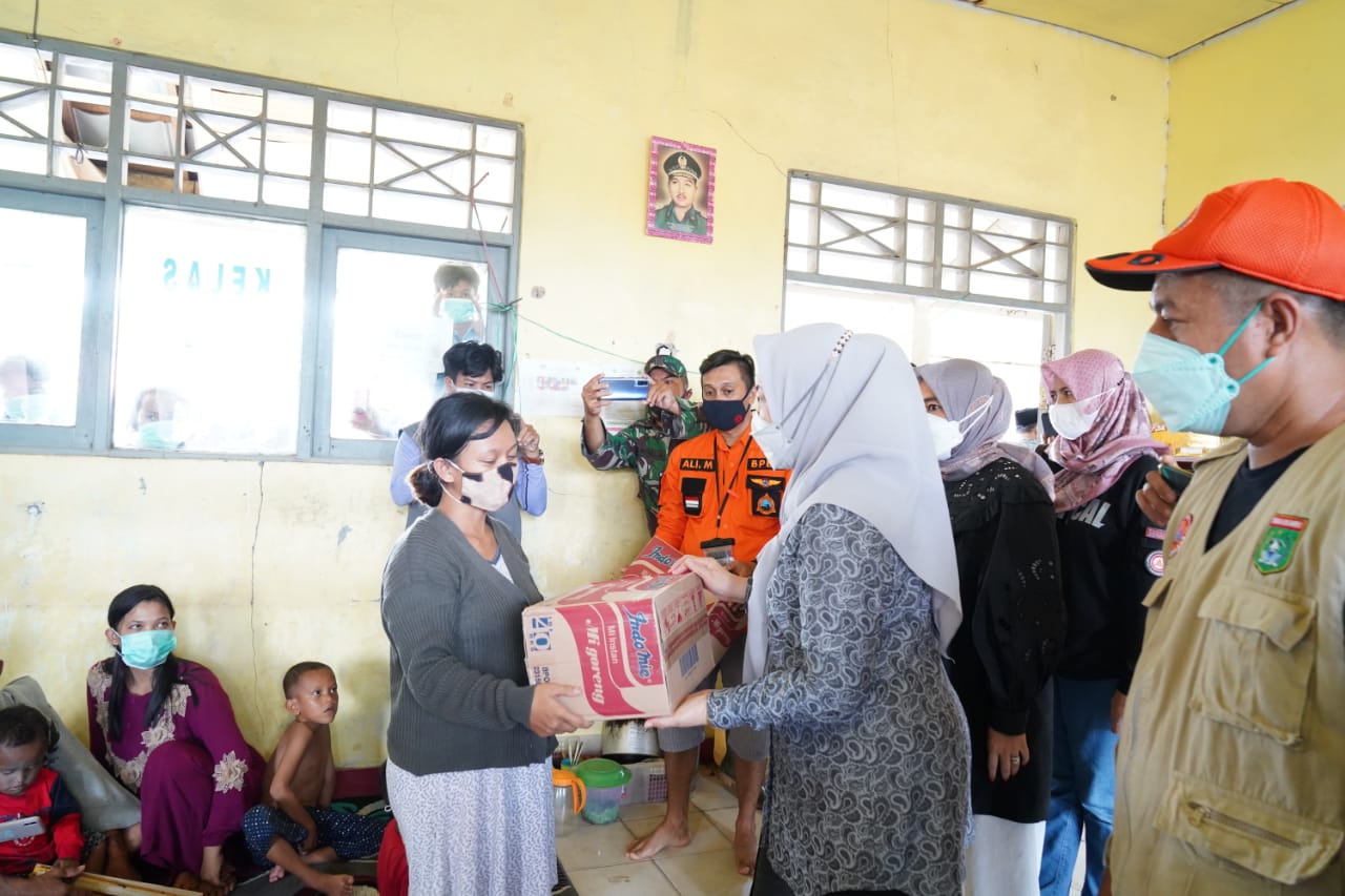 Zairullah Azhar Kunjungi Korban Bencana Banjir Satui di Posko Pengungsian Sekaligus Serahkan Bantuan Sembako