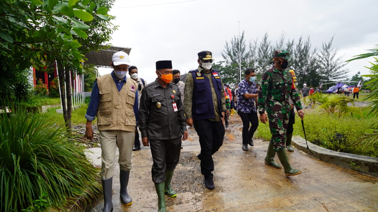 Bupati Kunjungi Posko Banjir Satui