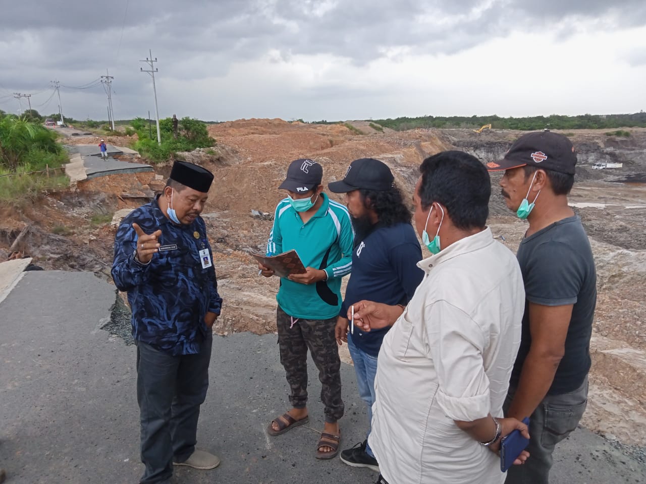 Plt Kadis PUPR Tanbu Tinjau Lokasi Jalan Longsor di Desa Bunati