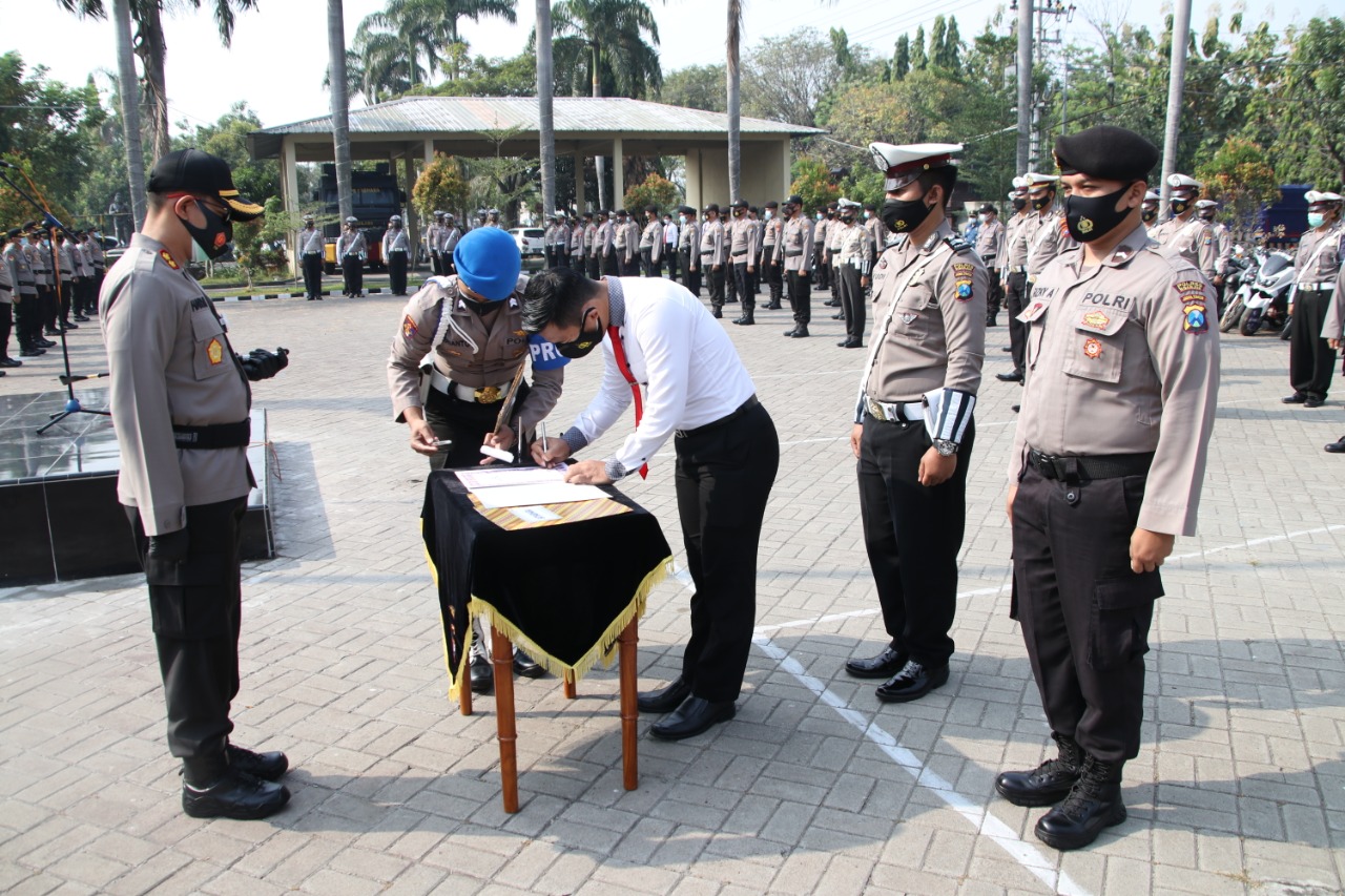 Berprestasi, 10 Orang Anggota Polres Nganjuk Terima Penghargaan