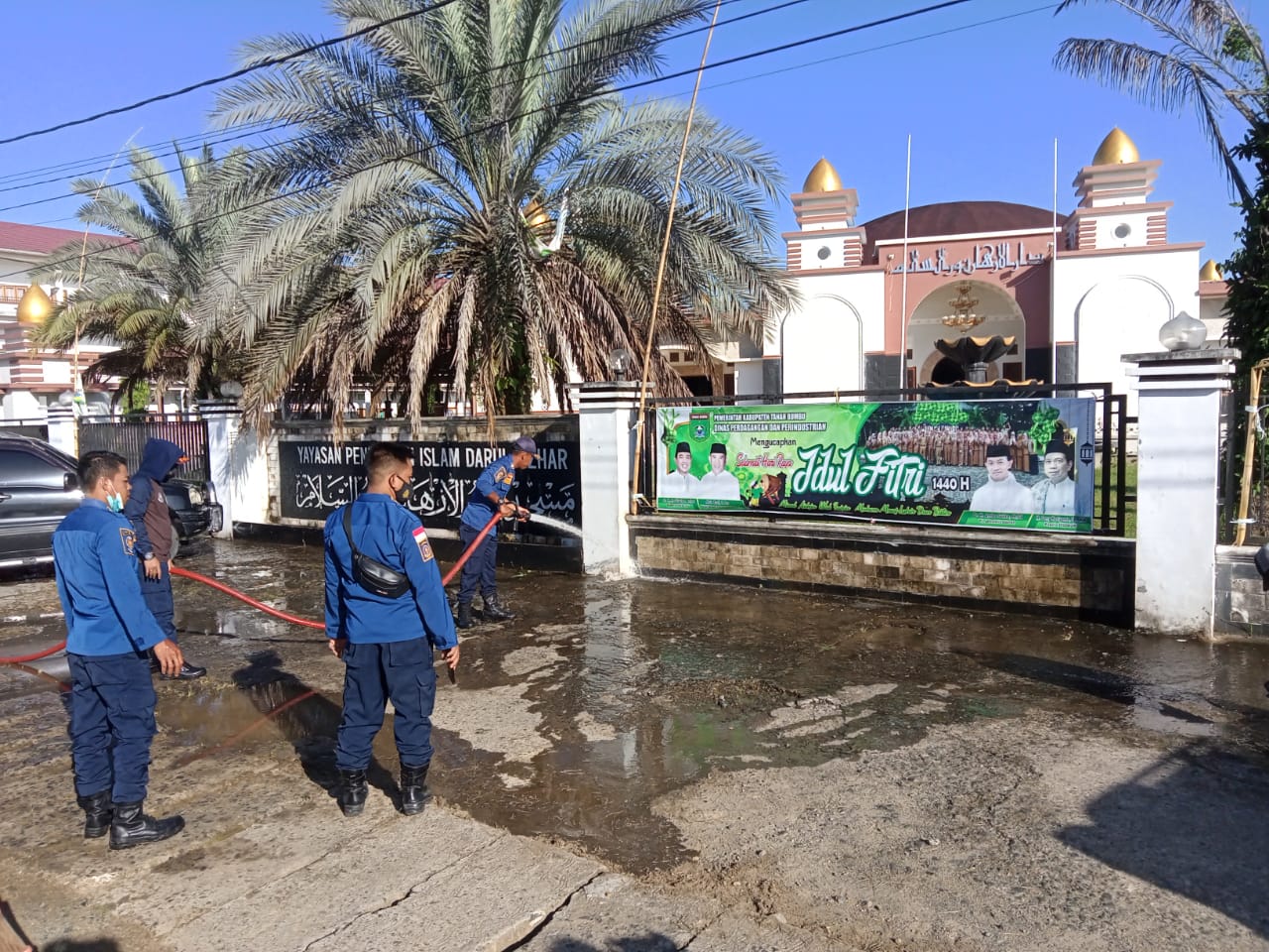 Petugas Gabungan Pemkab Tanbu Bersihkan Jalan dan Drainase di Batu Benawa