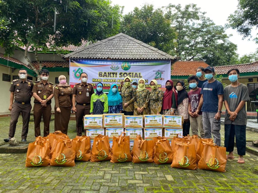 Kejari Tanbu Salurkan Ratusan Paket Sembako