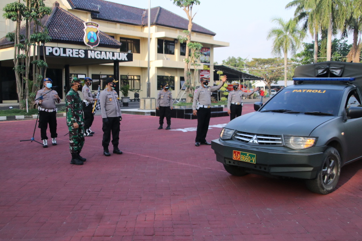 Kapolres Nganjuk dan Dandim 0810/ Nganjuk Melepas Kontingen 1000 Paket Bansos