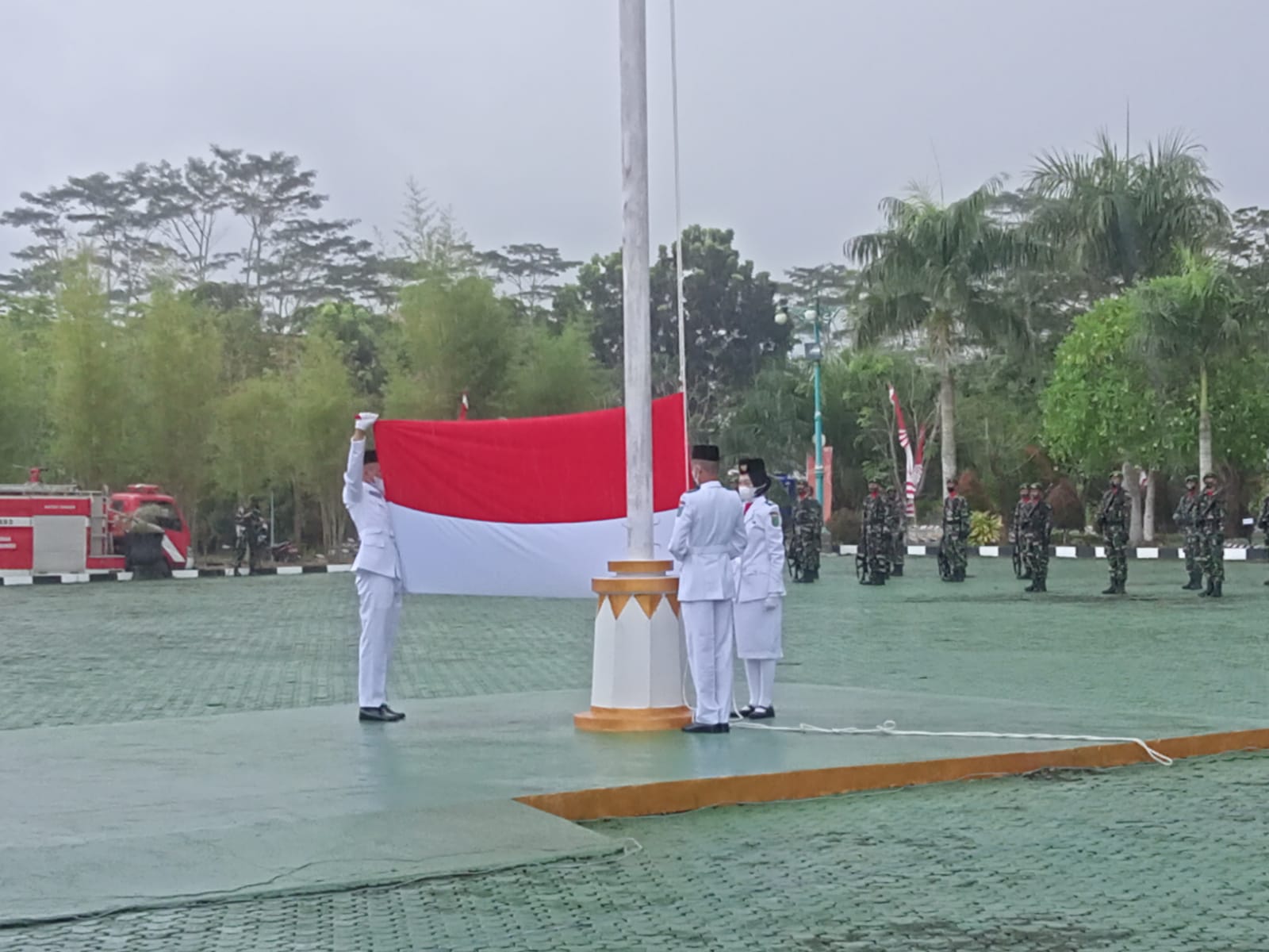 Upacara HUT Kemerdekaan RI Ke-76 Di Tanbu Berlangsung Dalam Guyuran Hujan