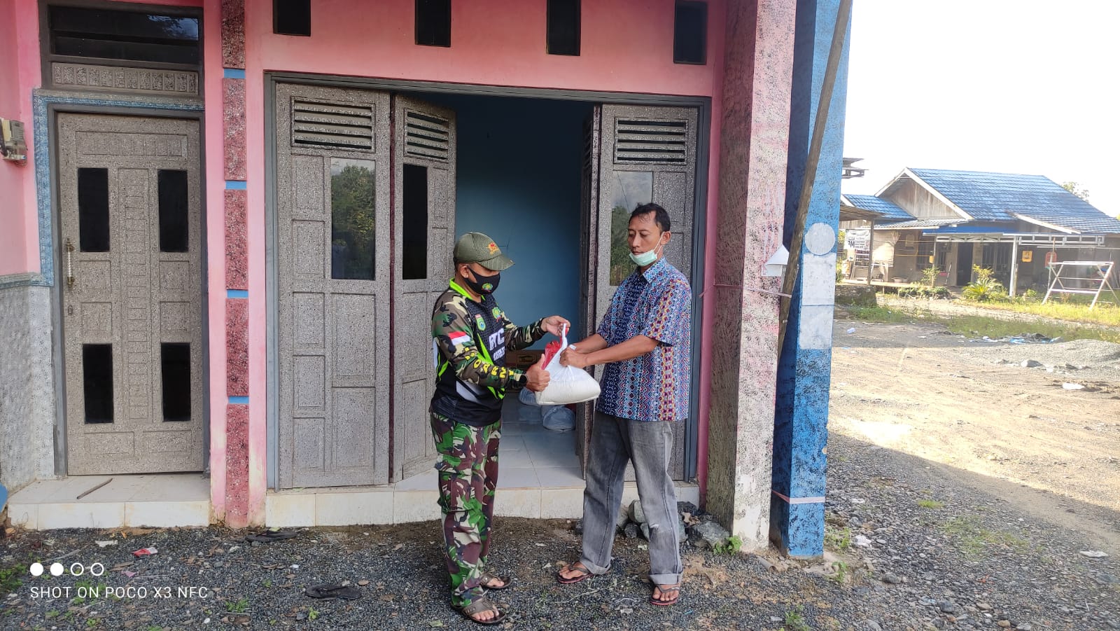 Posko Satu Jiwa Kembali Salurkan Bantuan kepada Warga yang Kurang Mampu