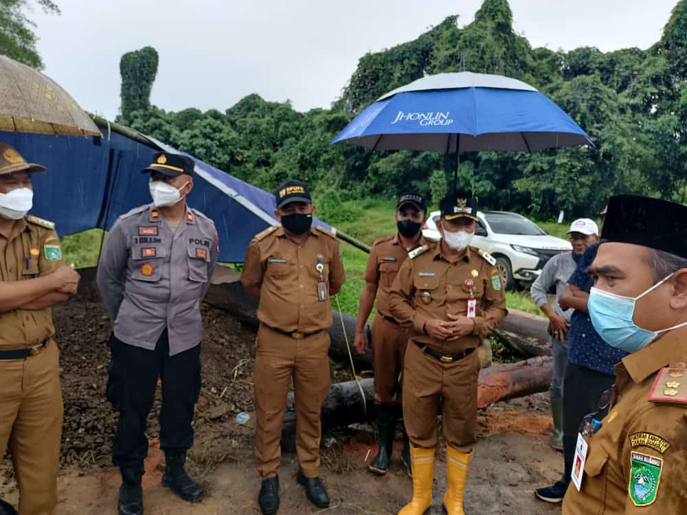 Tinjau Jembatan Putus Akibat Banjir Wabup PUPR Segera Perbaiki