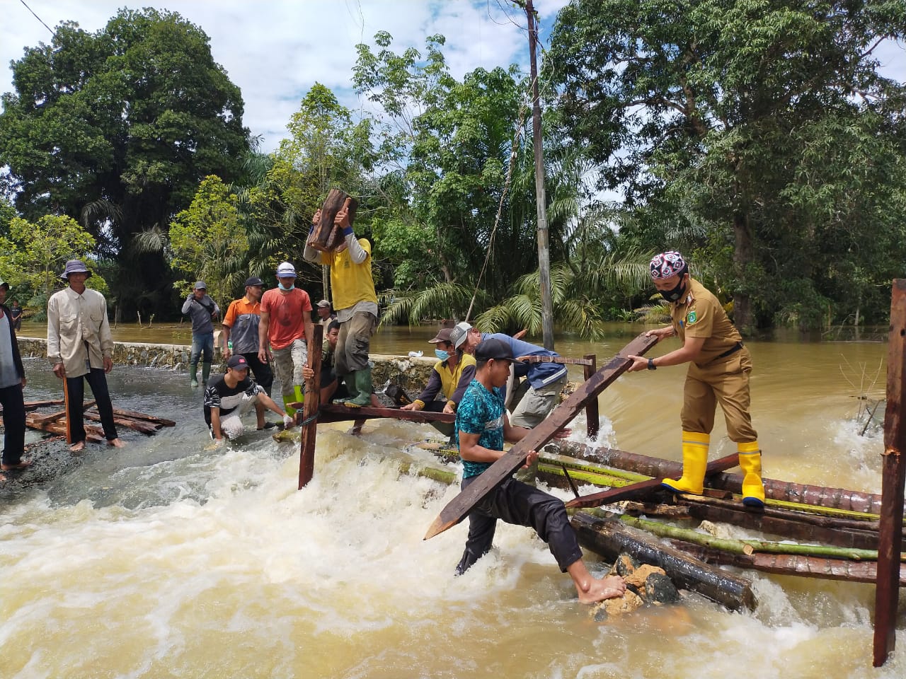 Camat Kusan Hulu Pimpin Langsung Pengerjaan Jembatan Darurat Dilokasi Banjir 